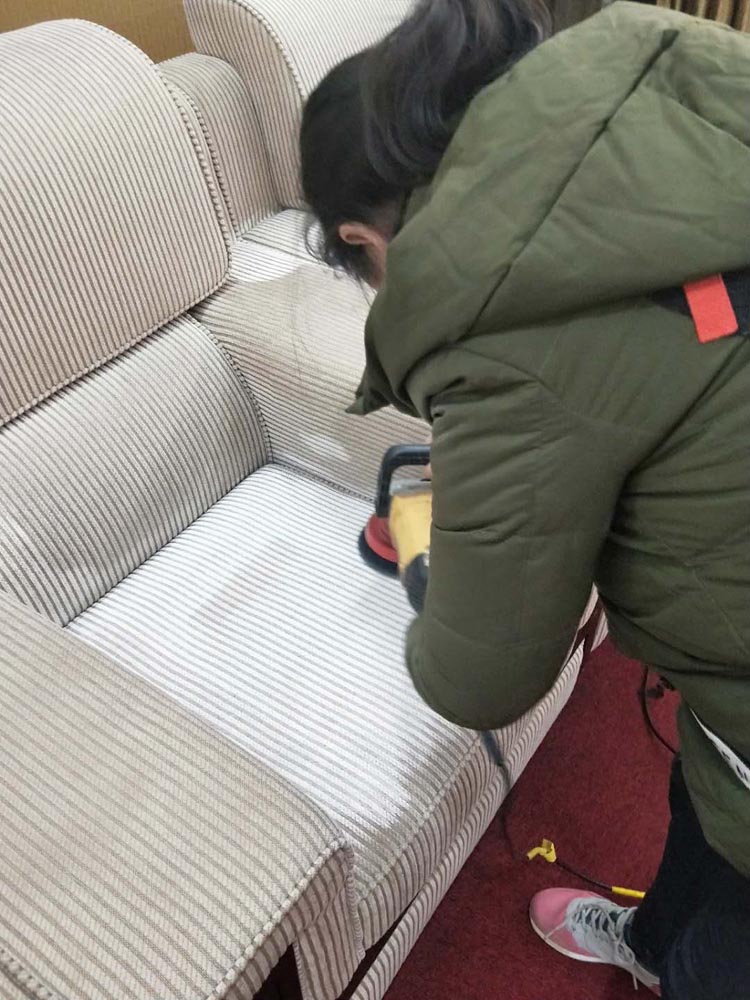 武汉警官培训学校沙发清洗清洗中2.jpg